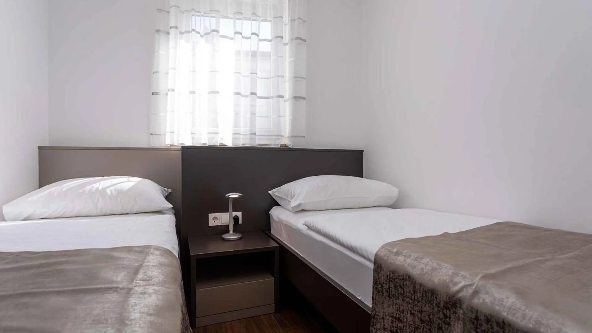 Apartment In Baska 37048
